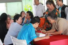 เทศบาลนครแม่สอดมอบเงินสงเคราะห์เพื่อการยังชีพผู้สูงอายุและผู้พิการ ที่อยู่ในเขตเทศบาลนครแม่สอด ประจำเดือนกรกฎาคม 2559