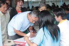 เทศบาลนครแม่สอดมอบเงินสงเคราะห์เพื่อการยังชีพผู้สูงอายุและผู้พิการ ที่อยู่ในเขตเทศบาลนครแม่สอด ประจำเดือนกรกฎาคม 2559