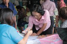เทศบาลนครแม่สอดมอบเงินสงเคราะห์เพื่อการยังชีพผู้สูงอายุและผู้พิการ ที่อยู่ในเขตเทศบาลนครแม่สอด ประจำเดือนกรกฎาคม 2559