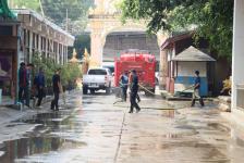 ทน.แม่สอดพ่นยาฆ่าเชื้อวัดมณีไพรสณฑ์ต้านภัยโควิด-19
