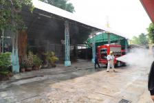 ทน.แม่สอดพ่นยาฆ่าเชื้อวัดมณีไพรสณฑ์ต้านภัยโควิด-19