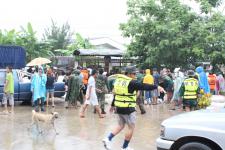 นายกนครแม่สอดออกพื้นที่แก้สถานการณ์น้ำท่วมในเขต เทศบาลนครแม่สอด  