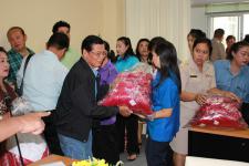 เทศบาลนครแม่สอดมอบเสื้อคุมให้กับคณะกรรมการชุมชนและแม่บ้าน