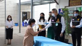 ทน.แม่สอดมอบเงินช่วยเหลือผู้ประสบสภาวะยากลำบากจากสถานการณ์โควิด-19 วันที่ 2