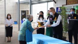 ทน.แม่สอดมอบเงินช่วยเหลือผู้ประสบสภาวะยากลำบากจากสถานการณ์โควิด-19 วันที่ 2