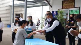 ทน.แม่สอดมอบเงินช่วยเหลือผู้ประสบสภาวะยากลำบากจากสถานการณ์โควิด-19 วันที่ 2