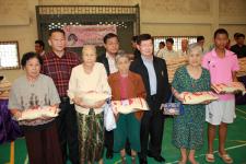 สว.ชรินทร์ หาญสืบสาย สมาชิกวุฒิสภาตาก ร่วมกับเทศบาลนครแม่สอดแจกข้าวสารแก่ผู้ประสบภัยน้ำท่วม