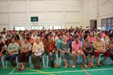สว.ชรินทร์ หาญสืบสาย สมาชิกวุฒิสภาตาก ร่วมกับเทศบาลนครแม่สอดแจกข้าวสารแก่ผู้ประสบภัยน้ำท่วม