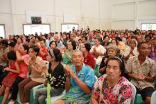 สว.ชรินทร์ หาญสืบสาย สมาชิกวุฒิสภาตาก ร่วมกับเทศบาลนครแม่สอดแจกข้าวสารแก่ผู้ประสบภัยน้ำท่วม
