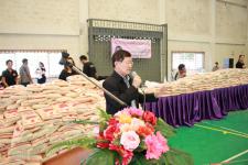 สว.ชรินทร์ หาญสืบสาย สมาชิกวุฒิสภาตาก ร่วมกับเทศบาลนครแม่สอดแจกข้าวสารแก่ผู้ประสบภัยน้ำท่วม