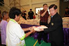 สว.ชรินทร์ หาญสืบสาย สมาชิกวุฒิสภาตาก ร่วมกับเทศบาลนครแม่สอดแจกข้าวสารแก่ผู้ประสบภัยน้ำท่วม