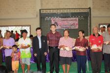 สว.ชรินทร์ หาญสืบสาย สมาชิกวุฒิสภาตาก ร่วมกับเทศบาลนครแม่สอดแจกข้าวสารแก่ผู้ประสบภัยน้ำท่วม