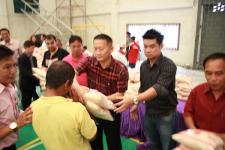 สว.ชรินทร์ หาญสืบสาย สมาชิกวุฒิสภาตาก ร่วมกับเทศบาลนครแม่สอดแจกข้าวสารแก่ผู้ประสบภัยน้ำท่วม