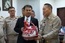 ดร.เทอดเกียรติ ชินสรนันท์ นายกเทศมนตรีนครแม่สอด อวยพรเนื่องในโอกาสวันขึ้นปีใหม่พุทธศักราช ๒๕๕๙