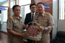 ดร.เทอดเกียรติ ชินสรนันท์ นายกเทศมนตรีนครแม่สอด อวยพรเนื่องในโอกาสวันขึ้นปีใหม่พุทธศักราช ๒๕๕๙