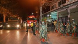 ทน.แม่สอดล้างถนนอินทรคีรีต้านโควิด-19