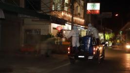 ทน.แม่สอดล้างถนนอินทรคีรีต้านโควิด-19