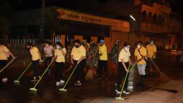 ทน.แม่สอดล้างถนนอินทรคีรีต้านโควิด-19
