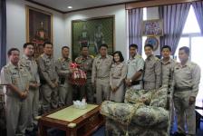 นายชาตรี สุขารมย์ ปลัดเทศบาล อวยพรเนื่องในโอกาสวันขึ้นปีใหม่พุทธศักราช ๒๕๕๙ แด่ดร.เทอดเกียรติ ชินสรนันท์ นายกเทศมนตรีนครแม่สอด