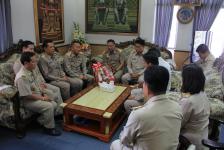 นายชาตรี สุขารมย์ ปลัดเทศบาล อวยพรเนื่องในโอกาสวันขึ้นปีใหม่พุทธศักราช ๒๕๕๙ แด่ดร.เทอดเกียรติ ชินสรนันท์ นายกเทศมนตรีนครแม่สอด