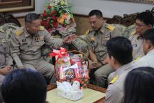 นายชาตรี สุขารมย์ ปลัดเทศบาล อวยพรเนื่องในโอกาสวันขึ้นปีใหม่พุทธศักราช ๒๕๕๙ แด่ดร.เทอดเกียรติ ชินสรนันท์ นายกเทศมนตรีนครแม่สอด