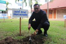 พยุงธรรม ค้ำไทย ถวายองค์ราชินี