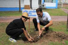 พยุงธรรม ค้ำไทย ถวายองค์ราชินี