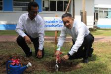 พยุงธรรม ค้ำไทย ถวายองค์ราชินี