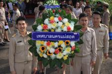 พิธีวางพวงมาลาอนุสรณ์ผู้เสียสละจังหวัดตาก เพื่อน้อมรำลึกถึงวีรชนผู้กล้าหาญ ที่สละชีพเพื่อชาติ