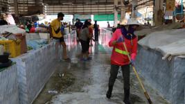 ทน.แม่สอดล้างตลาดสดบ้านเหนือต้านโควิด-19