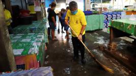 ทน.แม่สอดล้างตลาดสดบ้านเหนือต้านโควิด-19