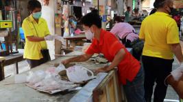 ทน.แม่สอดล้างตลาดสดบ้านเหนือต้านโควิด-19