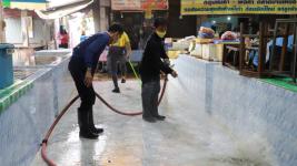 ทน.แม่สอดล้างตลาดสดบ้านเหนือต้านโควิด-19