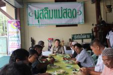 นายกเทศมนตรีนครแม่สอดเดินสายพบชาวมุสลิมชุมชนอิสลามนครแม่สอด  ขอความร่วมมือประชาชนลงลายชื่อร่วมยกฐานะจังหวัดแม่สอด พร้อมสร้าง “นครแม่สอด” เป็นเขตปกครองพิเศษ-เขตเศรษฐกิจพิเศษเมืองที่หลากหลายศาสนา-ศิลปะ-ขนบธรรมเนียม-วัฒนธรรม-ประเพณีและชนชาติต่างๆ
