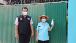 ทน.แม่สอดลงพื้นที่แจกเจลล้างมือประชาชนในเขตเทศบาลนครแม่สอด วันที่ 2