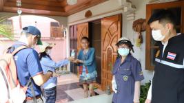ทน.แม่สอดลงพื้นที่แจกเจลล้างมือประชาชนในเขตเทศบาลนครแม่สอด วันที่ 2
