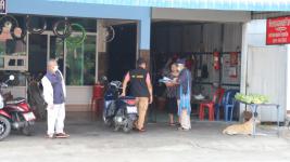 ทน.แม่สอดลงพื้นที่แจกเจลล้างมือประชาชนในเขตเทศบาลนครแม่สอด วันที่ 2