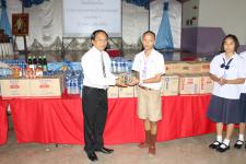 คณะผู้บิหารเทศบาลนครแม่สอด มอบของบริโภคให้แก่โรงเรียน ทั้ง5โรงเรียน