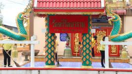 ทน.แม่สอดพ่นยาฆ่าเชื้อวัดตรีรัตนารามต้านภัยโควิด-19