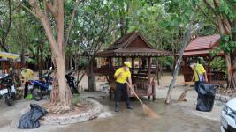 ทน.แม่สอดพ่นยาฆ่าเชื้อวัดตรีรัตนารามต้านภัยโควิด-19