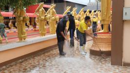 ทน.แม่สอดพ่นยาฆ่าเชื้อวัดตรีรัตนารามต้านภัยโควิด-19