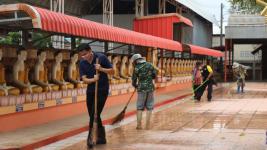 ทน.แม่สอดพ่นยาฆ่าเชื้อวัดตรีรัตนารามต้านภัยโควิด-19