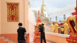ทน.แม่สอดพ่นยาฆ่าเชื้อวัดตรีรัตนารามต้านภัยโควิด-19
