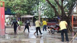 ทน.แม่สอดพ่นยาฆ่าเชื้อวัดตรีรัตนารามต้านภัยโควิด-19