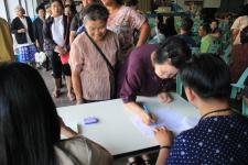 เทศบาลนครแม่สอดจ่ายเงินสงเคราะห์เพื่อการยังชีพของผู้สูงอายุและผู้พิการที่อยู่ในเขตเทศบาลนครแม่สอด ประจำเดือนมีนาคม 2560