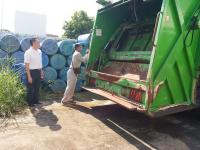 เทศบาลนครแม่สอด มอบรถบรรทุกจัดเก็บขยะมูลฝอยแบบอัดท้ายให้ทางองค์การบริหารส่วนตำบลอุ้มผางในการยืมไปบริหารจัดการขยะในพื้นที่