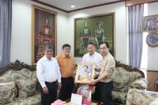 ผู้อำนวยการโรงพยาบาลแม่สอด เข้าอวยพรเนื่องในวาระปีใหม่ ๒๕๕๙ แด่ ดร.เทอดเกียรติ  ชินสรนันท์ นายกเทศมนตรีนครแม่สอด