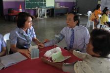 เทศบาลนครแม่สอดจ่ายเงินสงเคราะห์เพื่อการยังชีพของผู้สูงอายุและผู้พิการที่อยู่ในเขตเทศบาลนครแม่สอด ประจำเดือน ธันวาคม 2560