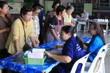เทศบาลนครแม่สอดจ่ายเงินสงเคราะห์เพื่อการยังชีพของผู้สูงอายุและผู้พิการที่อยู่ในเขตเทศบาลนครแม่สอด ประจำเดือน ธันวาคม 2560