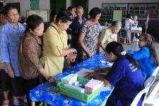 เทศบาลนครแม่สอดจ่ายเงินสงเคราะห์เพื่อการยังชีพของผู้สูงอายุและผู้พิการที่อยู่ในเขตเทศบาลนครแม่สอด ประจำเดือน ธันวาคม 2560